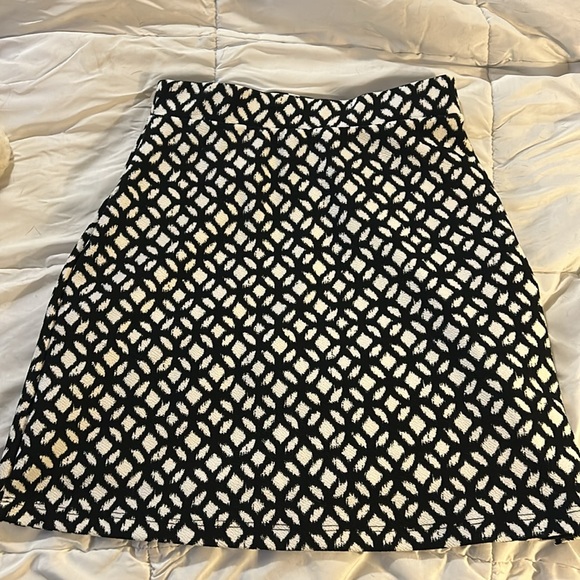 Cute skirt with zipper accents - Picture 2 of 4